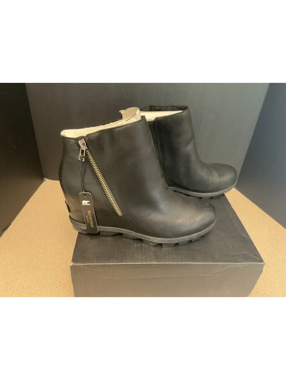 New! Womens Sorel Joan Of Arctic Wedge II Zip Bootie. Size 10.5. Nice Boots!!!
